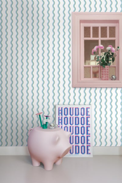 Zimmeransicht mit Tapete mit Wellenmuster, Fensterrahmen, Poster und rosa Sparschwein