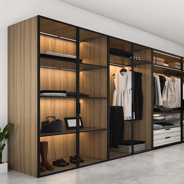 Begehbarer Kleiderschrank mit Regalen und Kleiderstangen zur Aufbewahrung von Kleidung und Accessoires