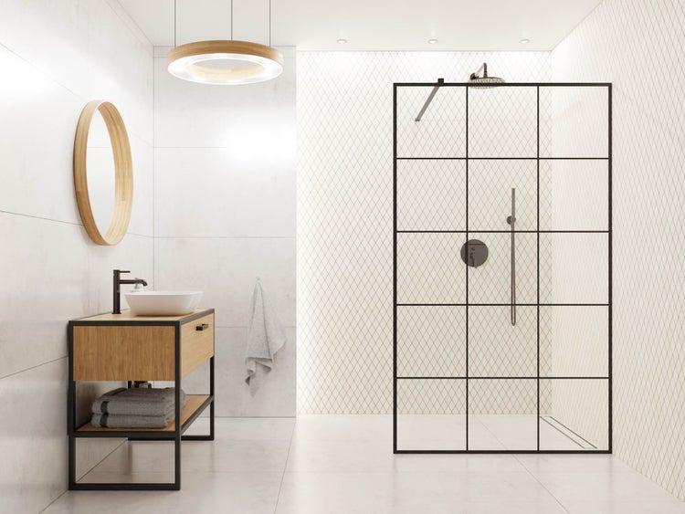 Modernes Badezimmer mit offener Dusche mit schwarzem Gitterrahmen, Holzwaschtisch mit weißem Aufsatzbecken, rundem Spiegel und Pendelleuchte.