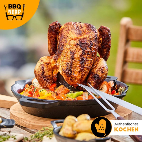 BBQ Nerd Hähnchenbräter aus Gusseisen - Geflügelhalter für Grill & Backofen | Gusseiserner Hähnchenständer Ø 28cm zum fettfreien Garen | Rustikaler Geflügelbräter mit Auffangschale