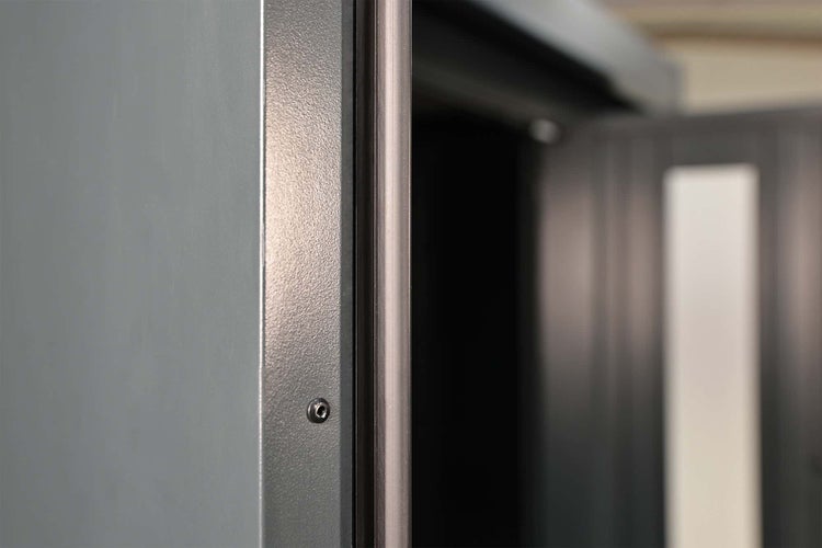 Innenansicht eines Metalldachs mit grauer Antikondensbeschichtung aus Vlies und anthrazitfarbenem Rahmen.