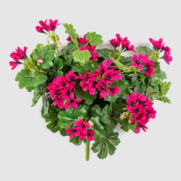 Künstliche Geranie mit pinkfarbenen Blüten und grünen Blättern