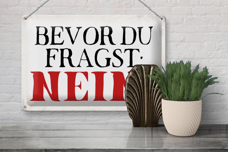 Chromfarbene Wandleuchte mit Glühbirne