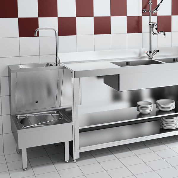 Professionelle Edelstahl-Kücheneinrichtung mit Handwasch-Ausguss-Kombination und Arbeitstisch mit Spülbecken vor einer gefliesten Wand.