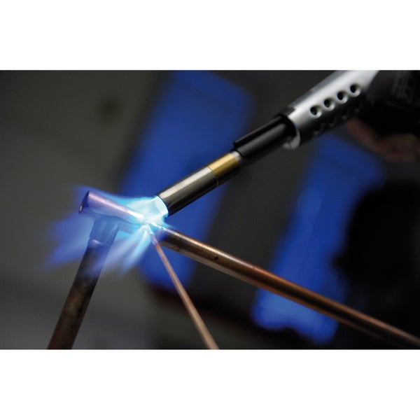 Nahaufnahme eines Lötbrenners beim Löten von Kupferrohren