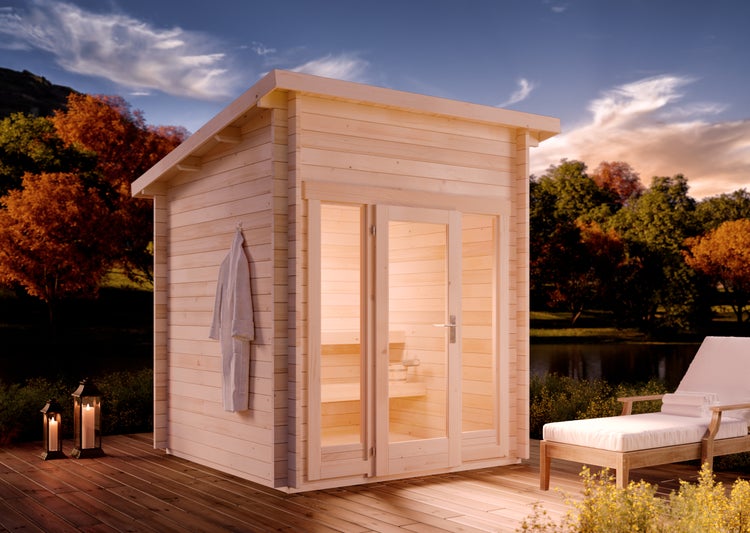 Runder Kinderteppich mit Löwengesicht und Fransen in einem hellen Kinderzimmer neben einem Hausbett aus Holz.