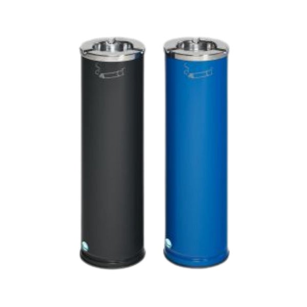 Zwei zylindrische Standascher in Schwarz und Blau mit silbernem Metalleinsatz und Zigarettensymbol.