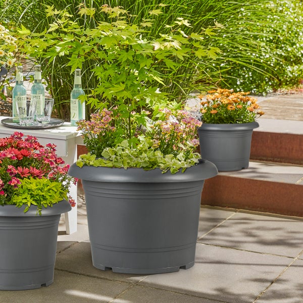 Scheurich 3er Set Blumentöpfe Oliver mit Untersetzern, Farbe: Metallic Grey, 40,4 cm Durchmesser, 28,1 cm hoch, 19,3 l Vol.