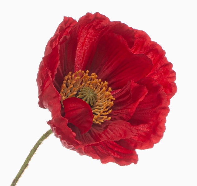 Künstliche Mohnblume mit roten Blütenblättern und gelben Staubgefäßen auf grünem Stiel.