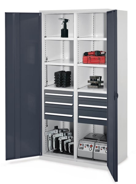 Werkzeugschrank mit Werkzeugen und Zubehör