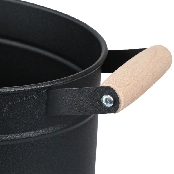 Detailansicht eines Metalleimers mit Holzgriff