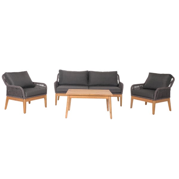 Loungegruppe bestehend aus einem Zweisitzer-Sofa, zwei Sesseln und einem Holztisch, mit grauen Kissen und Seilgeflecht.