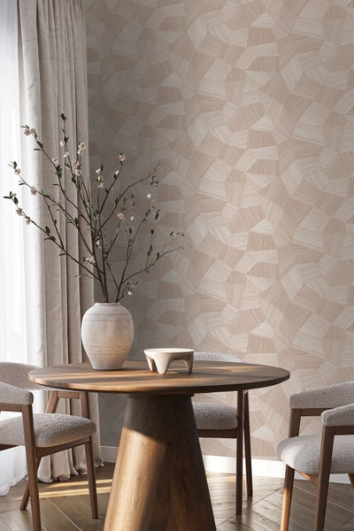 Tapete mit geometrischem Holzmuster in einem hellen Esszimmer mit Holztisch und Stühlen.
