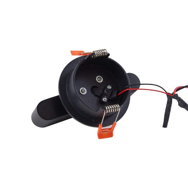 Rückansicht eines schwarzen Einbaustrahlers mit zwei orangefarbenen Federklammern zur Deckenmontage und Anschlusskabeln.
