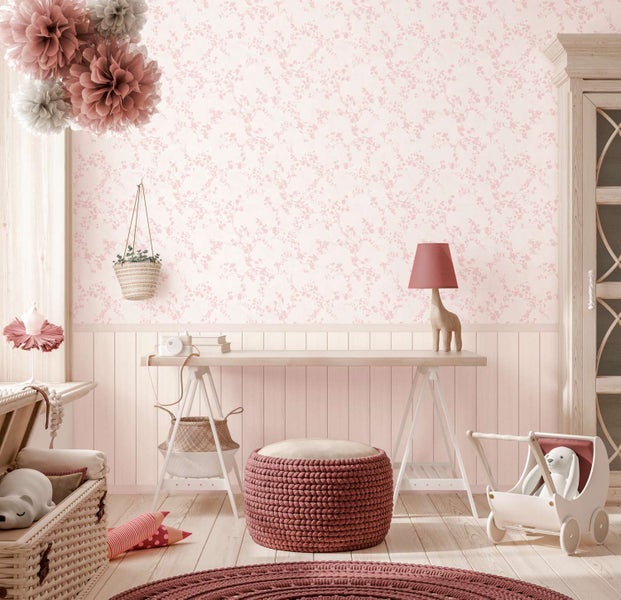 Tapete mit zartem florales Muster in einem liebevoll eingerichteten Kinderzimmer mit Holzmöbeln und weichen Accessoires.