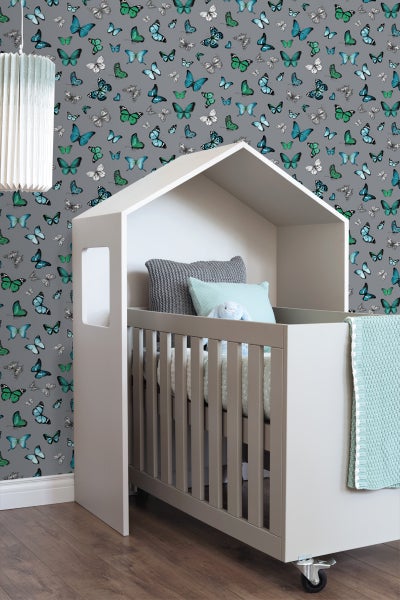 Kinderzimmer mit Hausbett und Schmetterlingstapete