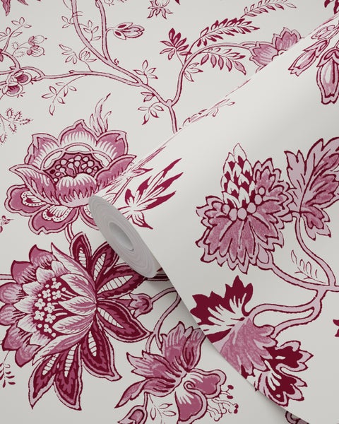 Rolle Vliestapete mit großem Blumenmuster und floralen Ranken.