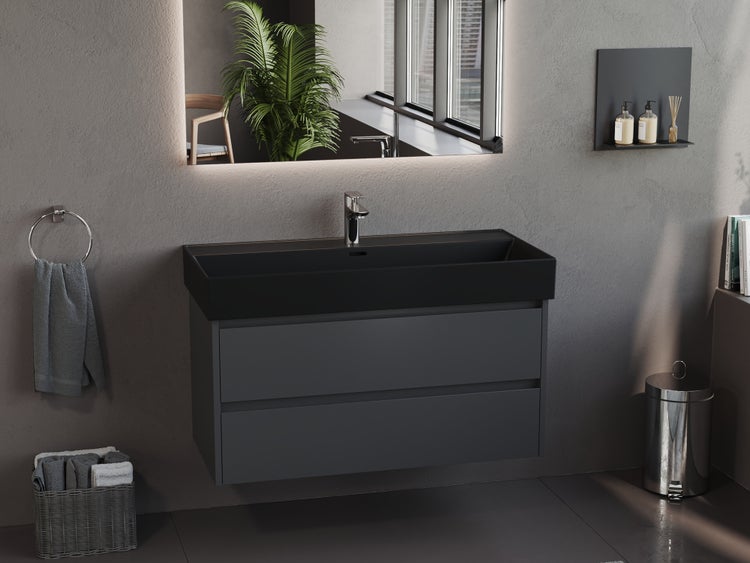 Badezimmer mit Waschtisch, Spiegel, Handtuchhalter und Dekoration