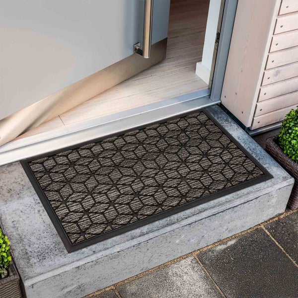 Fußmatte mit geometrischem Muster vor einer offenen Tür