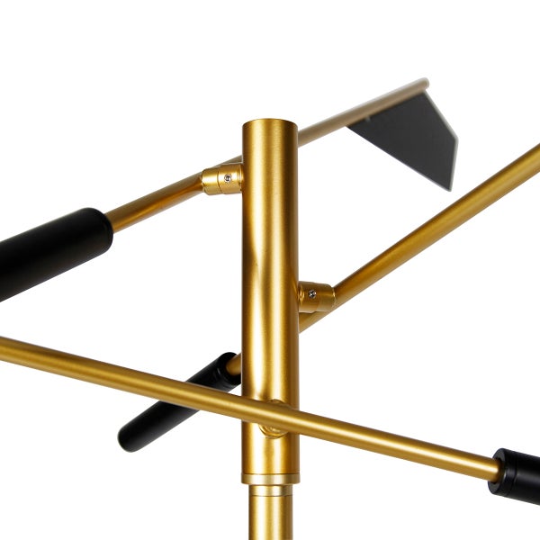 Detailansicht einer goldenen Stehlampe mit schwarzen Akzenten