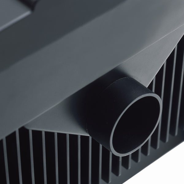 Nahaufnahme eines runden Absaugstutzens an einem Elektrowerkzeug mit Kühlrippen.