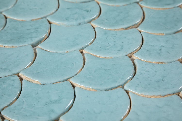 Nahaufnahme von Mosaikfliesen in Fächerform