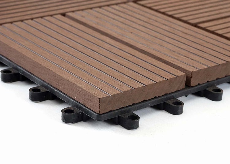 Terrassenfliese aus Holz-Kunststoff-Verbundwerkstoff mit geriffelter Oberfläche und Klicksystem.