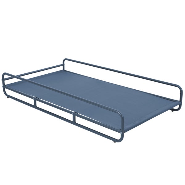 Erhöhtes Hundebett mit grauem Metallrahmen und blauer Textilliegefläche.