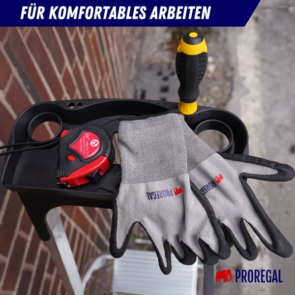 Eine Leiterablage mit Maßband, Schraubendreher und Arbeitshandschuhen für komfortables Arbeiten.