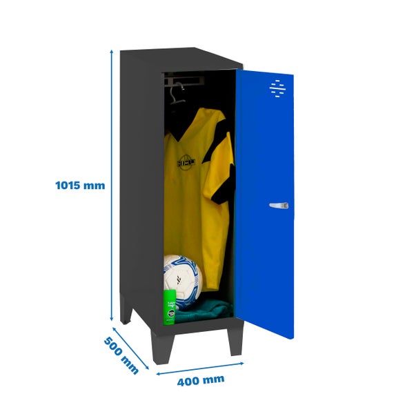Offener Garderobenschrank mit Fußballausrüstung und den Maßen 1015 mm Höhe, 500 mm Tiefe und 400 mm Breite.