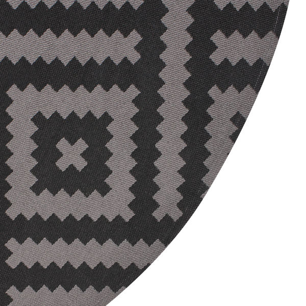 Nahaufnahme eines gewebten Teppichs in Schwarz und Grau mit geometrischem Zickzack- und Rautenmuster.