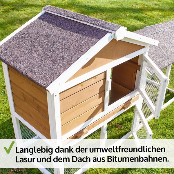 Zweistöckiger Kleintierstall aus Holz mit weißem Rahmen, braunen Paneelen und einem wetterfesten Dach aus Bitumenbahnen auf einer Rasenfläche.