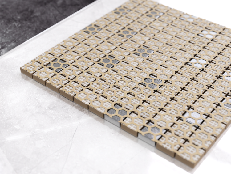 Quadratische Mosaikfliese mit sechseckigem Muster
