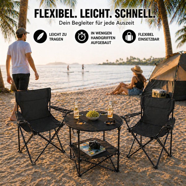 Faltbares Campingmöbel Set bestehend aus zwei Stühlen und einem Tisch mit Ablage am Strand für den flexiblen Einsatz bei Outdoor Aktivitäten.
