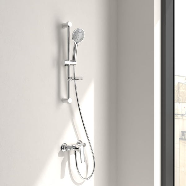 Brausegarnitur mit Handbrause und Brausestange zur Wandmontage im Badezimmer