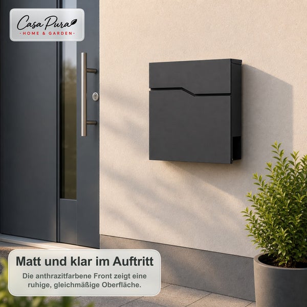 Moderner Briefkasten aus Metall montiert an einer Hauswand neben einer Eingangstür inklusive Casa Pura Logo.
