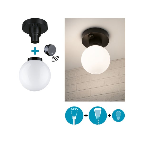 Moderne Deckenleuchte mit einer runden Glaskugel und einer flachen Halterung für eine stilvolle Innenbeleuchtung