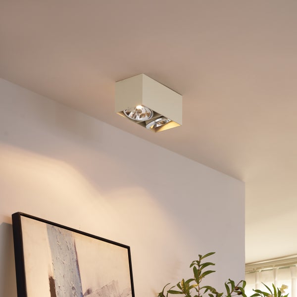 Deckenleuchte mit zwei Strahlern im Innenraum