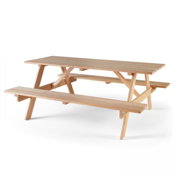 Heller Gartentisch aus Holzlamellen mit einer Schale Kirschtomaten, Gläsern und Gebäckstangen in sonniger Gartenatmosphäre.