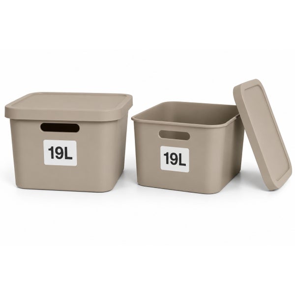 Zwei Kunststoff Aufbewahrungsboxen mit Deckel und neunzehn Liter Fassungsvermögen mit Grifföffnung zur Organisation in Wohnräumen.