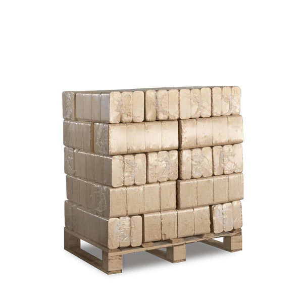 Eine Holzpalette gestapelt mit mehreren eingeschweißten Paketen RUF Holzbriketts für Kamine und Öfen.