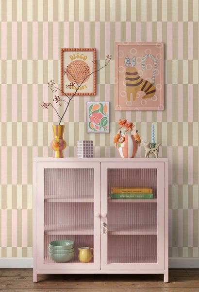 Vliestapete mit Karomuster hinter einer rosa Vitrine mit geriffeltem Glas, dekoriert mit Vasen und Bildern im Retro-Stil.