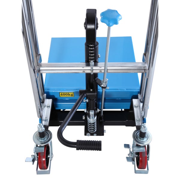 Detailansicht eines hydraulischen Hubtischwagens mit einer Tragkraft von 400 Kilogramm, Fußpedal, Stellknauf und Lenkrollen mit Bremsen.