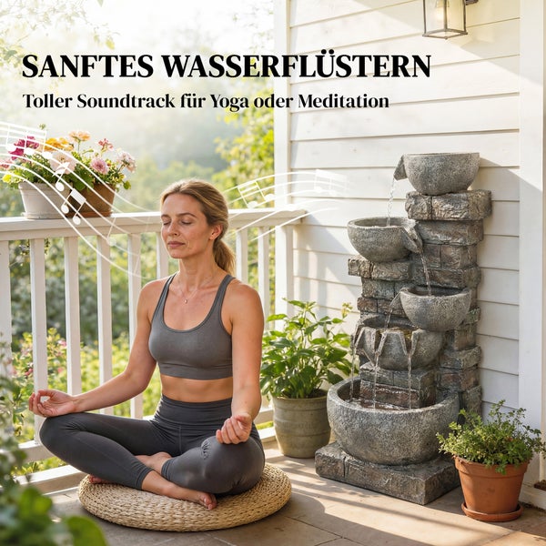 Mehrstufiger Gartenbrunnen in Steinoptik mit fließendem Wasser, kleinen Gartenfiguren, Pilzen und Kieseln in den Schalen.