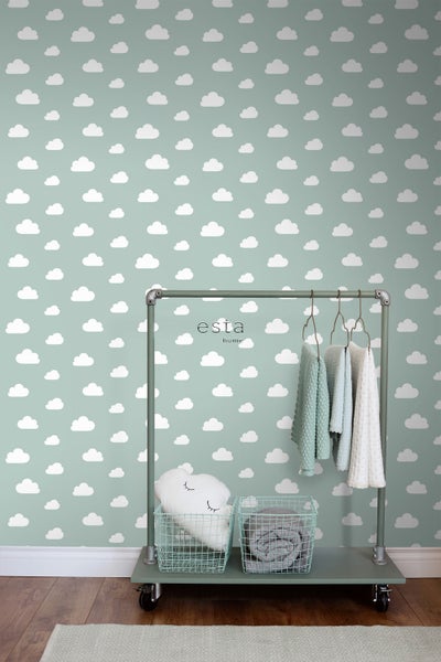 Wandgestaltung mit Wolkenmuster und Kleiderständer für Kinderzimmer