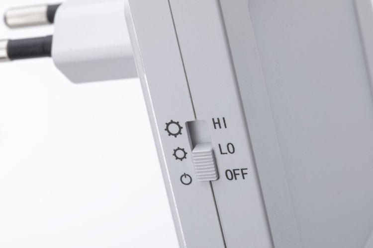 Schiebeschalter an einem Elektrogerät mit den Einstellungen High, Low und Off sowie Helligkeitssymbolen.