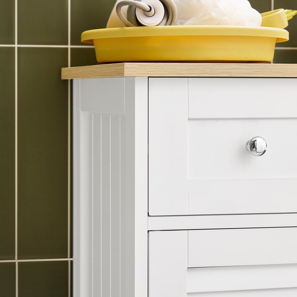 Detailansicht eines weißen Badezimmerunterschranks mit Schubladen und Ablagefläche