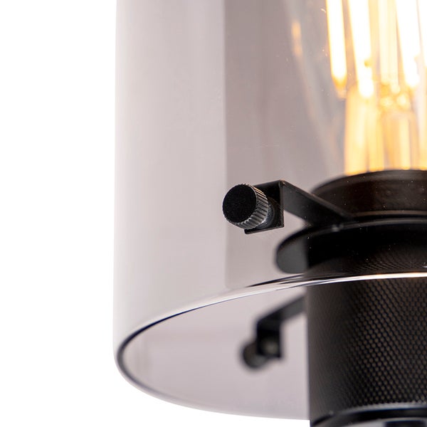 Detailansicht einer Lampe mit Glasschirm und Leuchtmittel