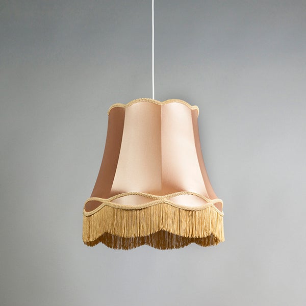 Klassischer Lampenschirm aus beigem Stoff mit Fransen und dekorativer Kordel für Pendelleuchten.