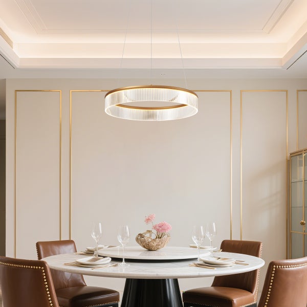 Esszimmer mit runder Marmorplatte, Lederstühlen und einer runden LED-Hängeleuchte.